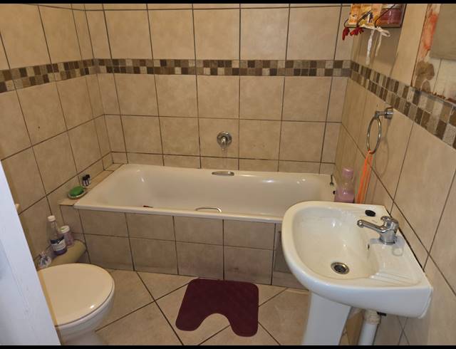 2 BEDROOM APARTMENT FOR SALE IN WATERVAL EAST